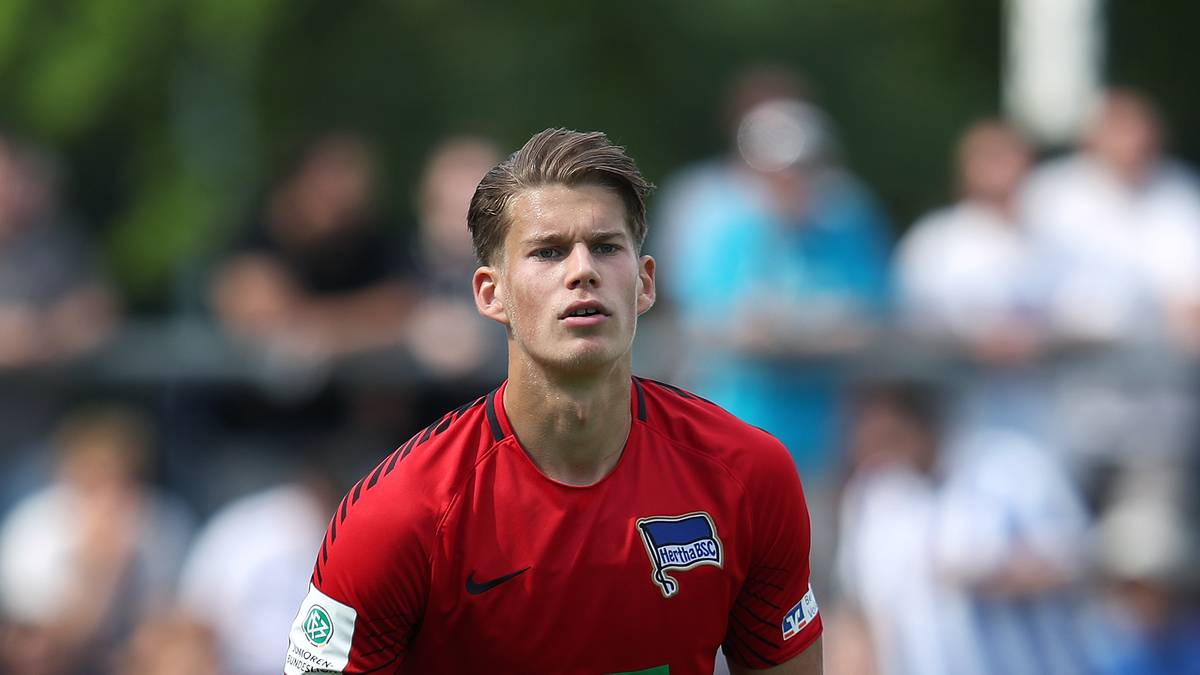 DENNIS SMARSCH (Hertha BSC, 14.1.1999): Seit der U16 durchlief Smarsch alle Nachwuchsstufen bei den Berlinern. Der vierte Torhüter in Herthas Profimannschaft ist noch ohne Einsatzminute in der Bundesliga. In der laufenden Saison kam er elf Mal in der Regionalliga Nordost zum Einsatz, beim DFB durfte er in der U18 und U19 jeweils ein Mal ran