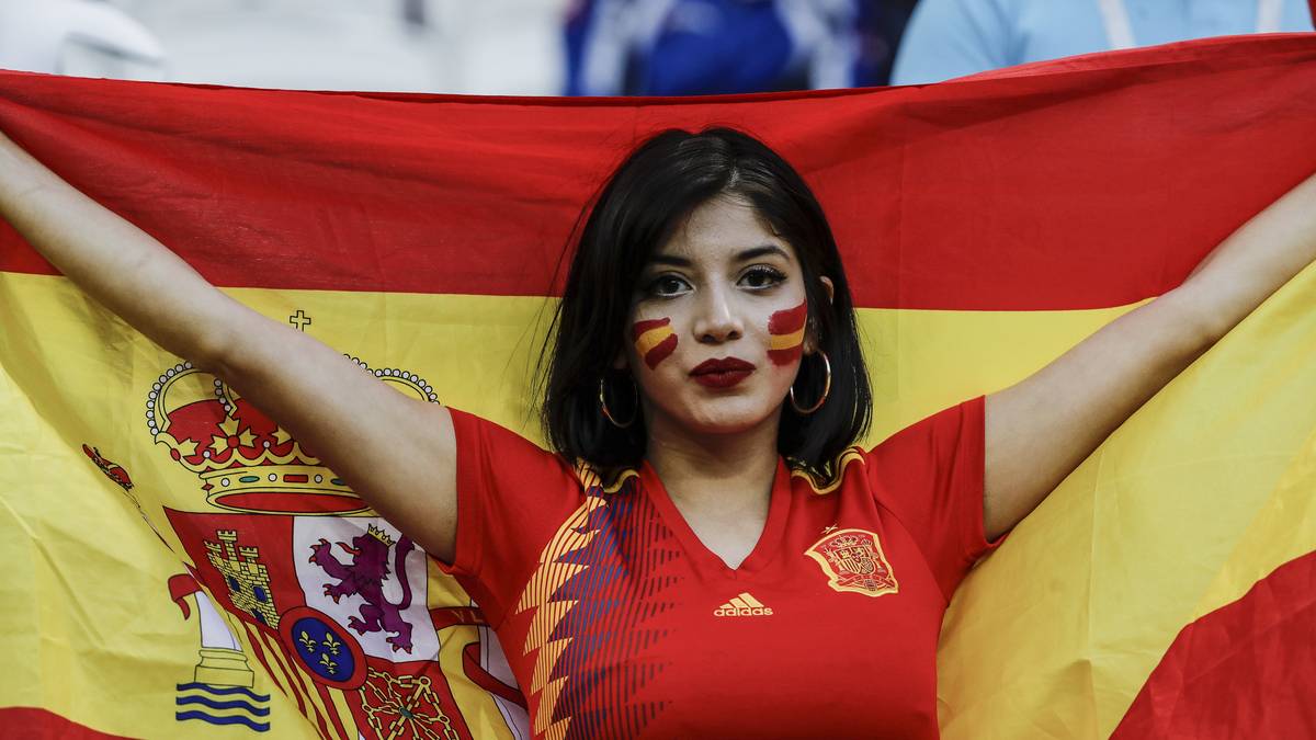 Auch mit Fahnen wird die "Furja Roja" beim mühsamen Sieg gegen den Iran unterstützt