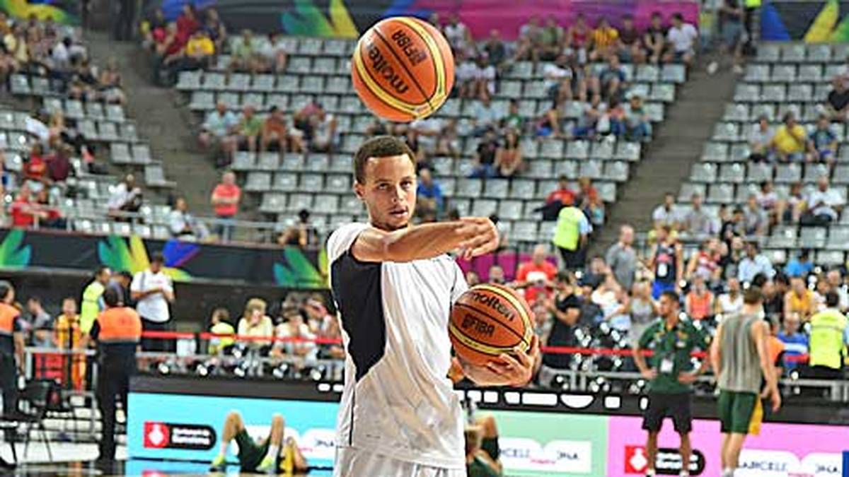 Halbfinale Tag 1: Hier ist kein Balljunge unterwegs: Steph Curry verteilt beim Aufwärmen vor der Partie USA gegen Litauen die Bälle