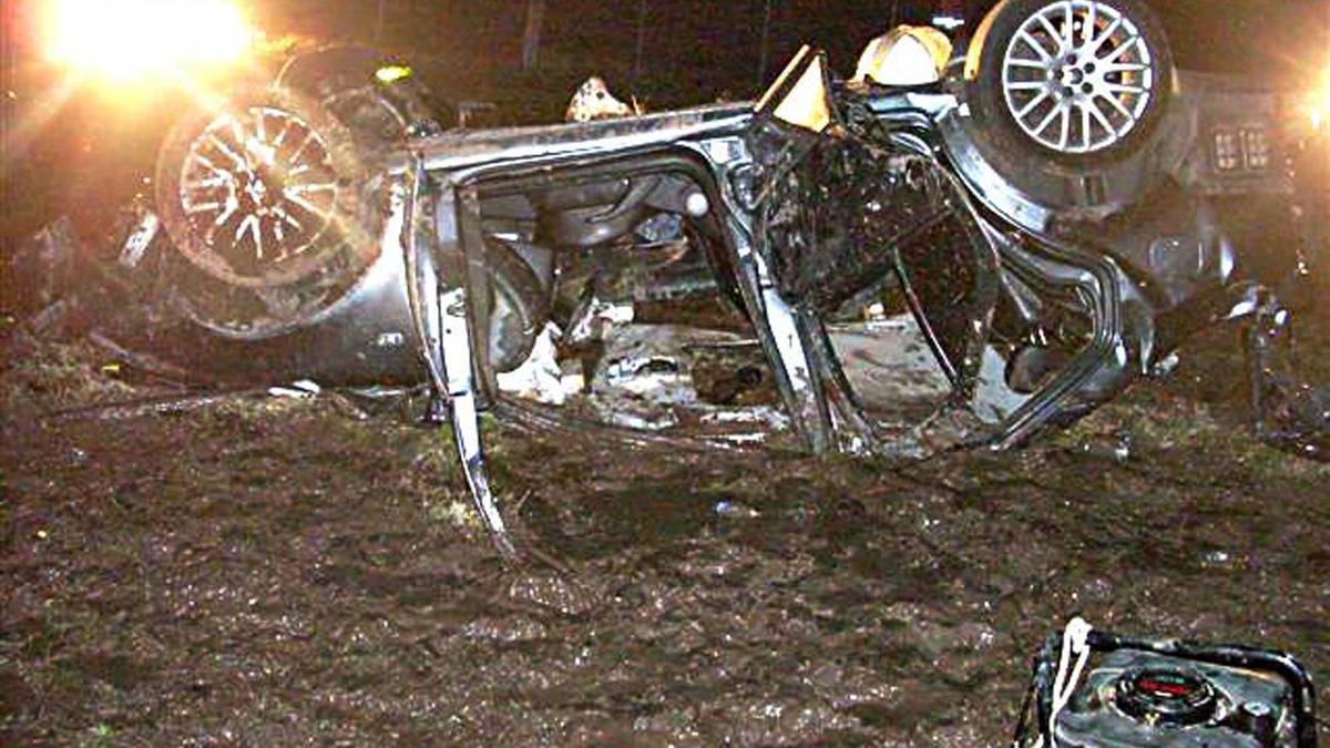 Erst einmal die gute Nachricht. Alle Insassen des Autos kommen lebend aus dem Wrack. Beim Anblick des Autos kann man das eigentlich gar nicht glauben. Der ehemalige spanische Nationalspieler Mariano Pernia kommt im Juli 2009 in der Nähe von Buenos Aires mit seinem Auto von der Straße ab. Mit im Auto sind seine Tochter und ein Cousin, die nur leicht verletzt werden