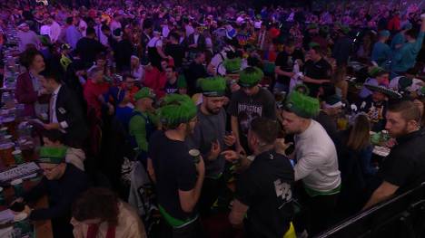 Daryl Gurney ist bei seinem Ausscheiden gegen Dave Chisnall immer wieder unzufrieden mit ein paar Fans und beschwert sich bei der Security.