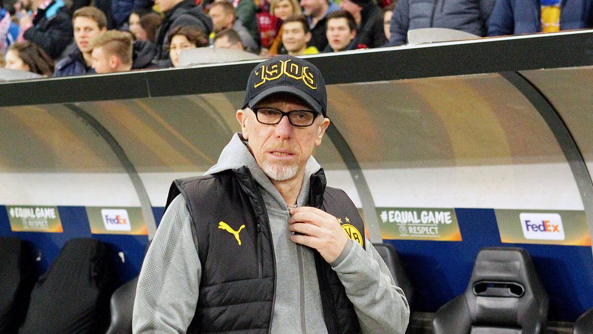 ...Peter Stöger, frustriert und konsterniert, muss sich an der Seitenlinie gefühlt haben wie Robinson Crusoe - ausgesetzt und allein. Im Stich gelassen von einer Mannschaft, die sich nicht überwinden und sich nicht wehren kann. Die offenbar noch immer in dem fatalen Irrglauben lebt, Fußball unter weitgehendem Verzicht auf elementare Tugenden spielen zu können