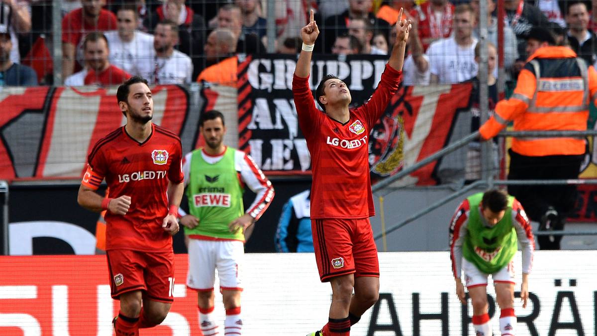 Und es kommt noch besser für die Werkself: Chicharito (r.) erhöht kurz vor der Pause auf 2:0 (44.)