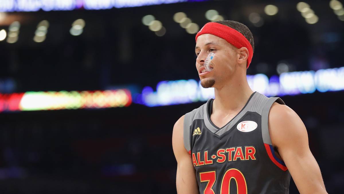 Sportlich überließ Curry, der Sieger des Dreier-Contests von 2015, die Show dieses Mal seinen Kollegen. Der Warriors-Star begnügte sich mit 21 Punkten und sechs Assists