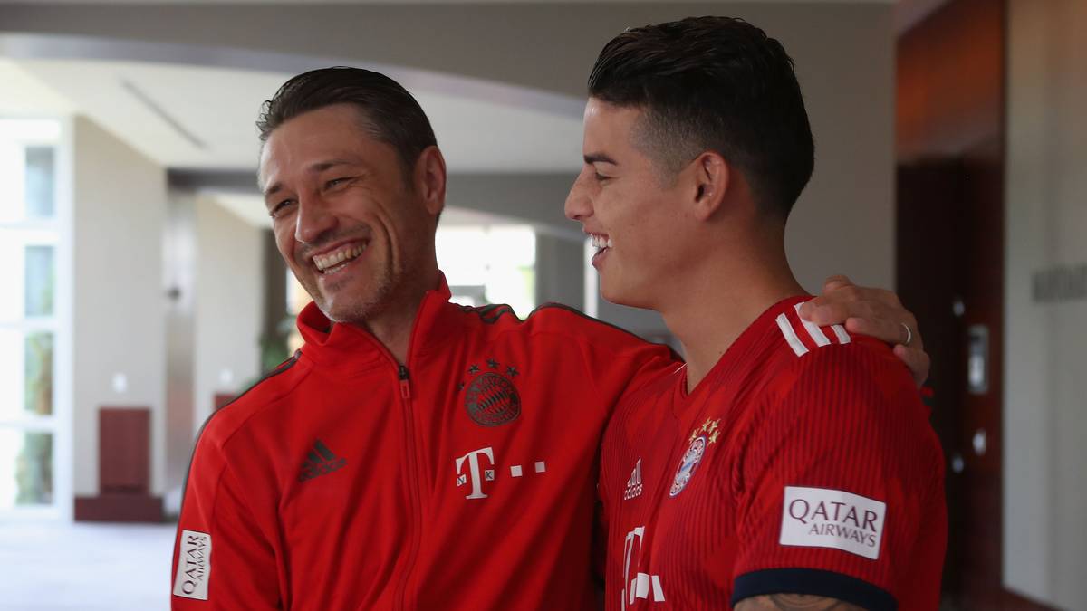 27. JULI: Ein gut gelaunter Niko Kovac begrüßt den nachgereisten James Rodriguez auf der  AUDI Summer Tour in Miami. Gut zwei Monate später wird der Kolumbianer nicht mehr gut auf seinen Trainer zu sprechen sein.