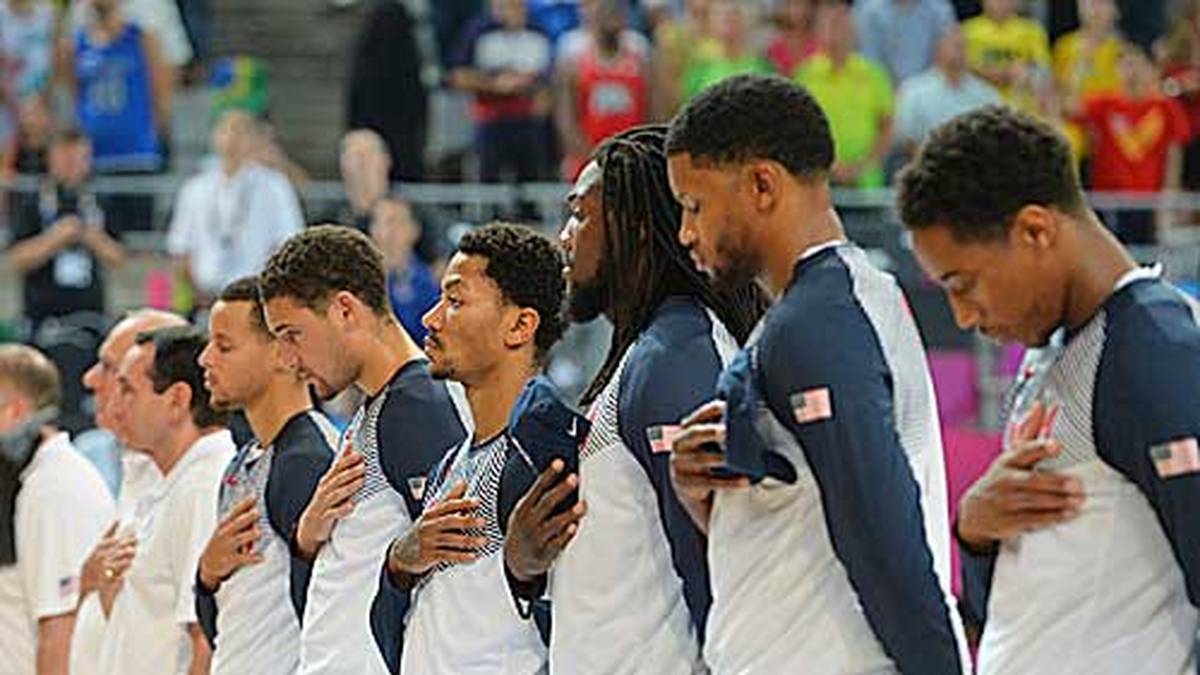 Bei der Nationalhymne gehen die US-Stars in sich