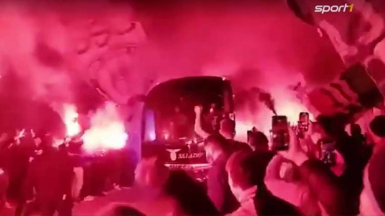 Irre Szenen! Fans von Lazio Rom empfangen Bus mit Pyro-Show