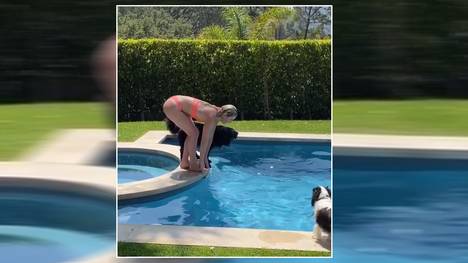 In der Corona-bedingten Sport-Pause sorgt Lindsey Vonn immer wieder für Unterhaltung. Dieses Mal duelliert sie sich mit ihrem Hund - im Pool!