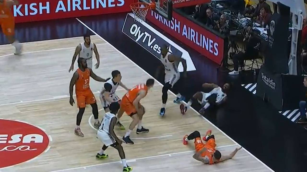 Nichts für schwache Nerven! Hier verletzt sich Bayerns Topscorer | EuroLeague