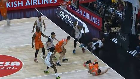 Nichts für schwache Nerven! Im Euroleague-Spiel der Bayern gegen Valencia Basket verletzt sich der Topscorer Devin Booker der Münchner schwer. 