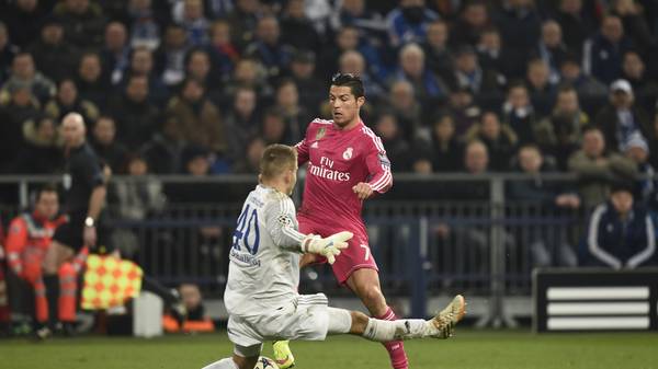 Timon Wellenreuther vom FC Schalke 04 gegen Cristiano Ronaldo von Real Madrid