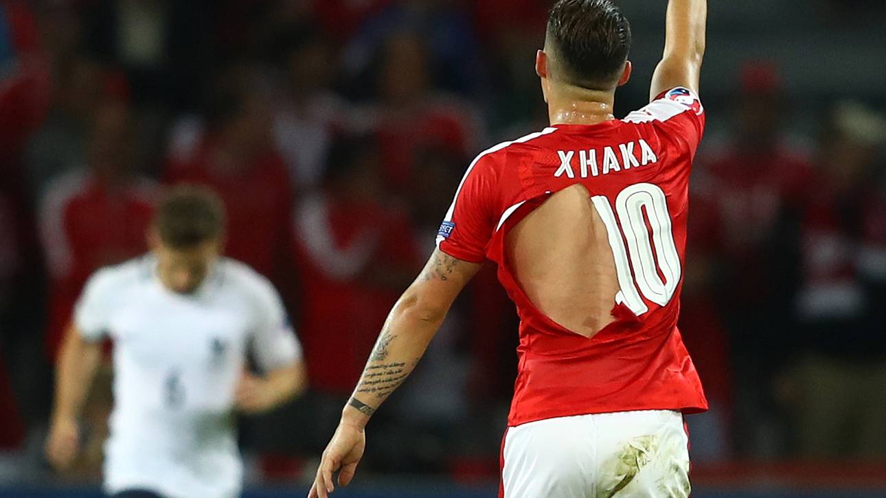 Misslungener Materialtest: Granit Xhaka und sein abermals zerrissenes Jersey