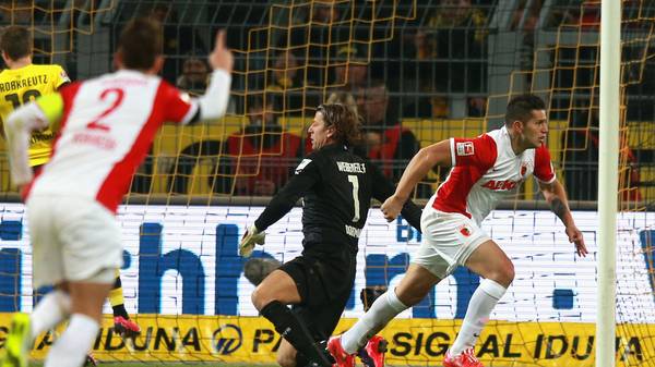 Raul Bobadilla (r.) bejubelt seinen Treffer gegen Borussia Dortmund
