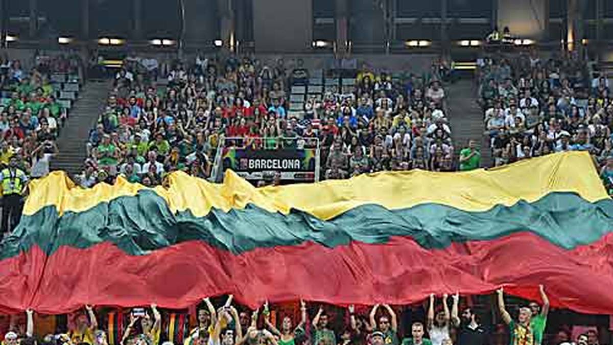 Auch die Fans glauben an die Sensation und vergraben sich unter einer riesigen Fahne