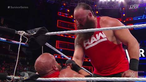 Braun Strowman (r.) und Triple H waren sich am Ende der WWE Survivor Series 2017 nicht mehr grün