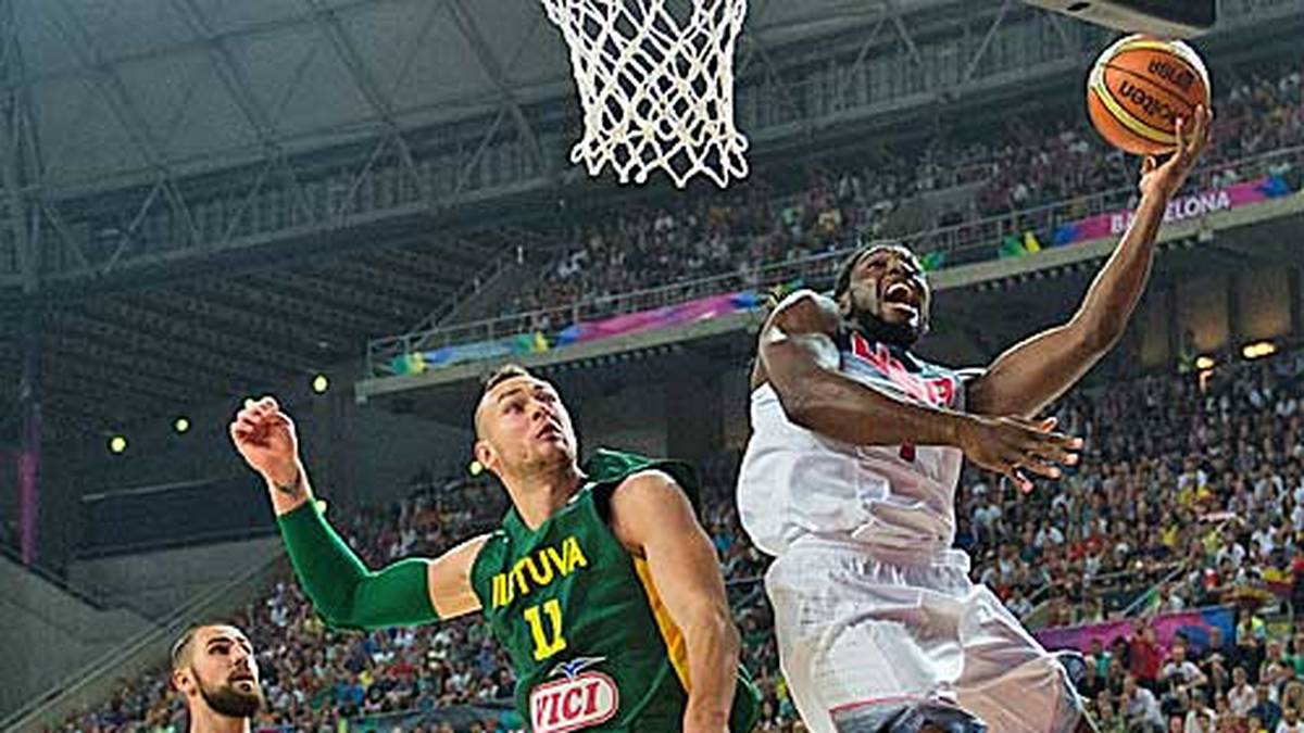 Zu Beginn des Duells sieht es gut aus für den WM-Dritten von 2010. Titelverteidiger USA hat Probleme