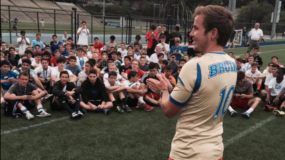 Nationalspieler Mario Götze hat viel Spaß im Sommercamp. Die Kinder schauen dem Bayern-Star mit leuchtenden Augen zu