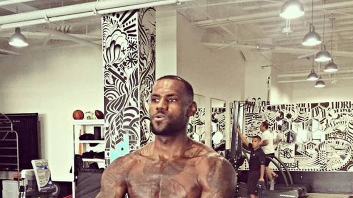 Wer der Beste sein will, muss immer weiter arbeiten. Das weiß auch LeBron "King" James, der im Fitnessstudio die Grundlage für Spitzenleistungen schafft