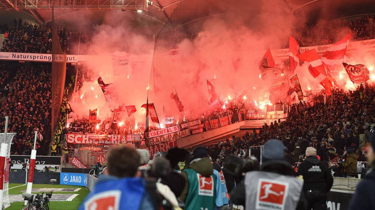 Fans des FC Bayern haben für eine Spielunterbrechung gegen den VfB Stuttgart gesorgt