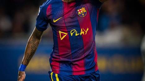 Der FC Barcelona wird im El Clásico im Oktober mit einem besonderen Trikot auflaufen. Auf dem Heimtrikot ist das "Play"-Album-Logo von Ed Sheeran zu sehen. Die Aktion ist Teil der laufenden Kooperationen mit Hauptsponsor Spotify. 
