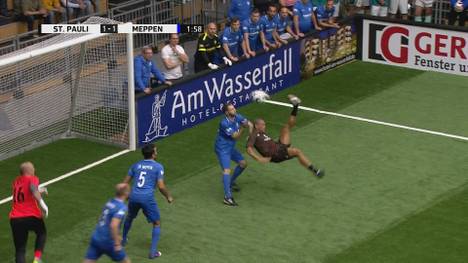 Beim Budenzauber mit einigen Bundesliga-Legenden macht der FC St. Pauli den Auftakt gegen den SV Meppen. Ein spektakulärer Fallrückzieher-Assist verzückt die Fans.