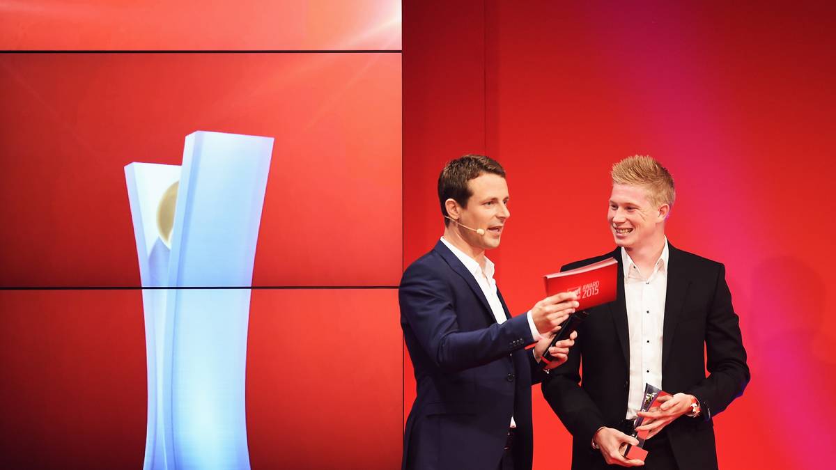 Der Aufreger: Moderator Alexander Bommes legt Kevin De Bruyne die Worte zum Verbleib beim VfL Wolfsburg in den Mund. Der Belgier weiß offenbar gar nicht, wie ihm geschieht und wiederholt brav die Aussagen des Moderators
