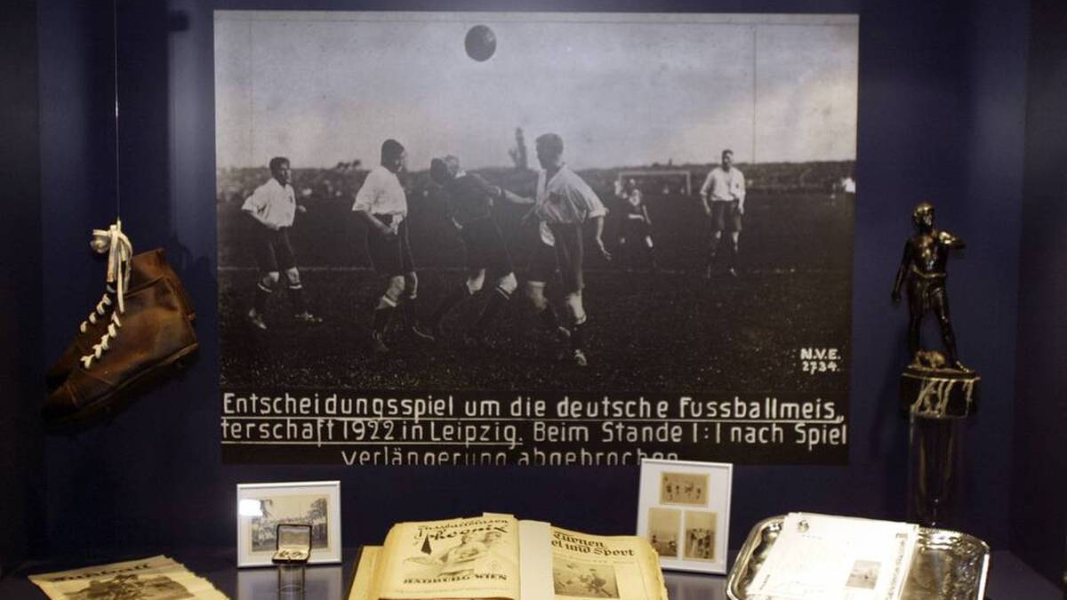 Eine Vitrine im HSV-Museum zeigt Utensilien und Dokumente aus dem Jahre 1922, in dem es keinen Meister gab, weil beide Spiele zwischen Hamburg und dem 1. FC Nürnberg unentschieden endeten.