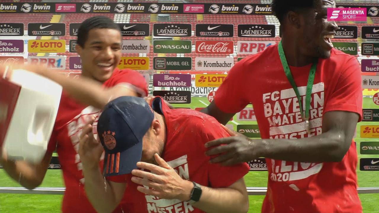 FC Bayern München: Reserve holt Titel in 3. Liga - Hoeneß wird nass gemacht