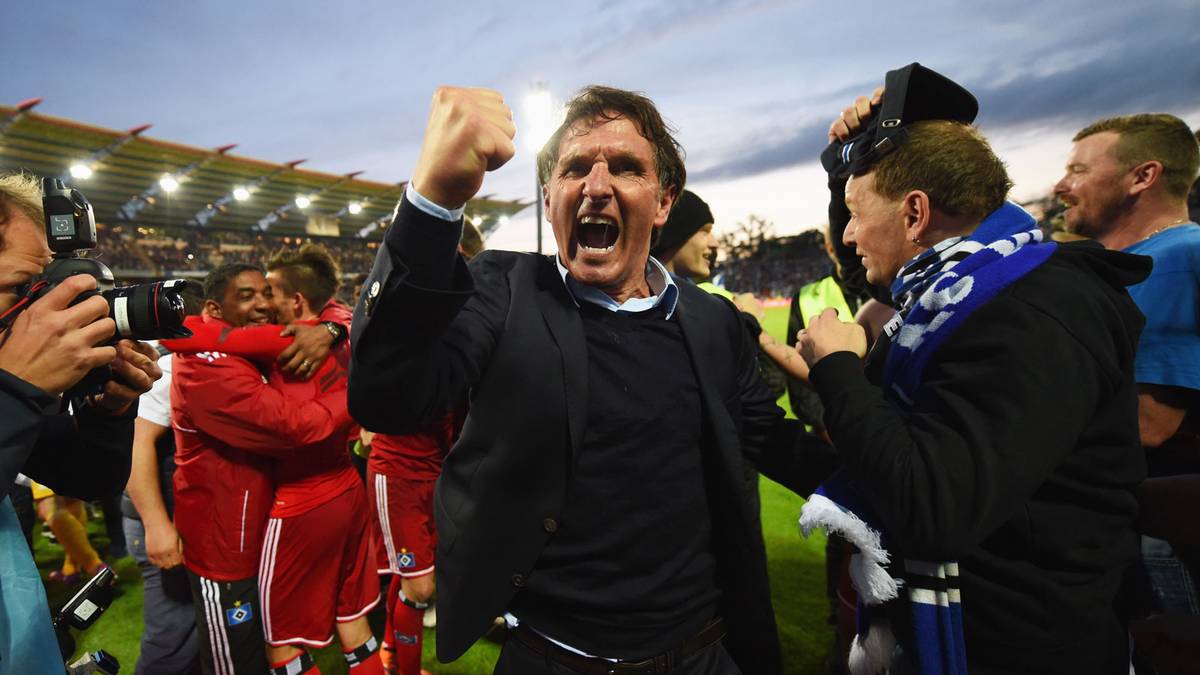 Labbadia gibt alles, sieht nach eigenen Angaben sechs Wochen seine Ehefrau nicht. Und so rettet er den HSV in allerletzter Sekunde in der Relegation gegen den KSC. Zur Belohnung wird er 2015 zum Hamburger des Jahres gewählt