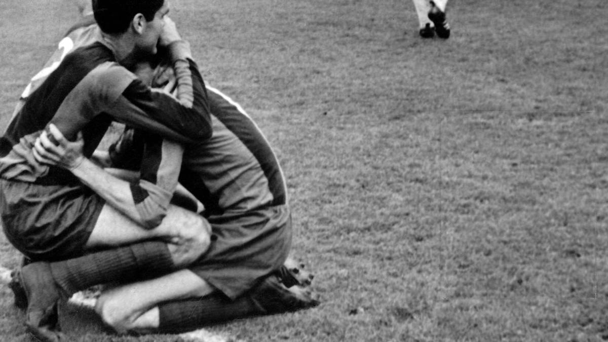 EUROPACUP DER LANDESMEISTER 1961: Drama pur gibts beim ersten Europacup-Auftritt des HSV. Nachdem Hamburg schon im Viertelfinale ein 1:3 aus dem Hinspiel gegen Burnley noch mit 4:1 dreht, wirds im Halbfinale richtig bitter. 0:1 verliert der HSV in Barcelona, daheim im Volkspark steht's im Rückspiel 2:0 für die Hanseaten, noch acht Sekunden zu spielen. Dann verliert ausgerechnet Seeler im Mittelfeld den Ball, Barca kontert und Sandor Kocsis trifft per Kopf. Das Final-Ticket gleitet dem HSV damit aus den Händen. Weil es die Auswärtstorregel seinerzeit noch nicht gibt, fällt die Entscheidung in einem weiteren Spiel - und das verliert Hamburg mit 0:1