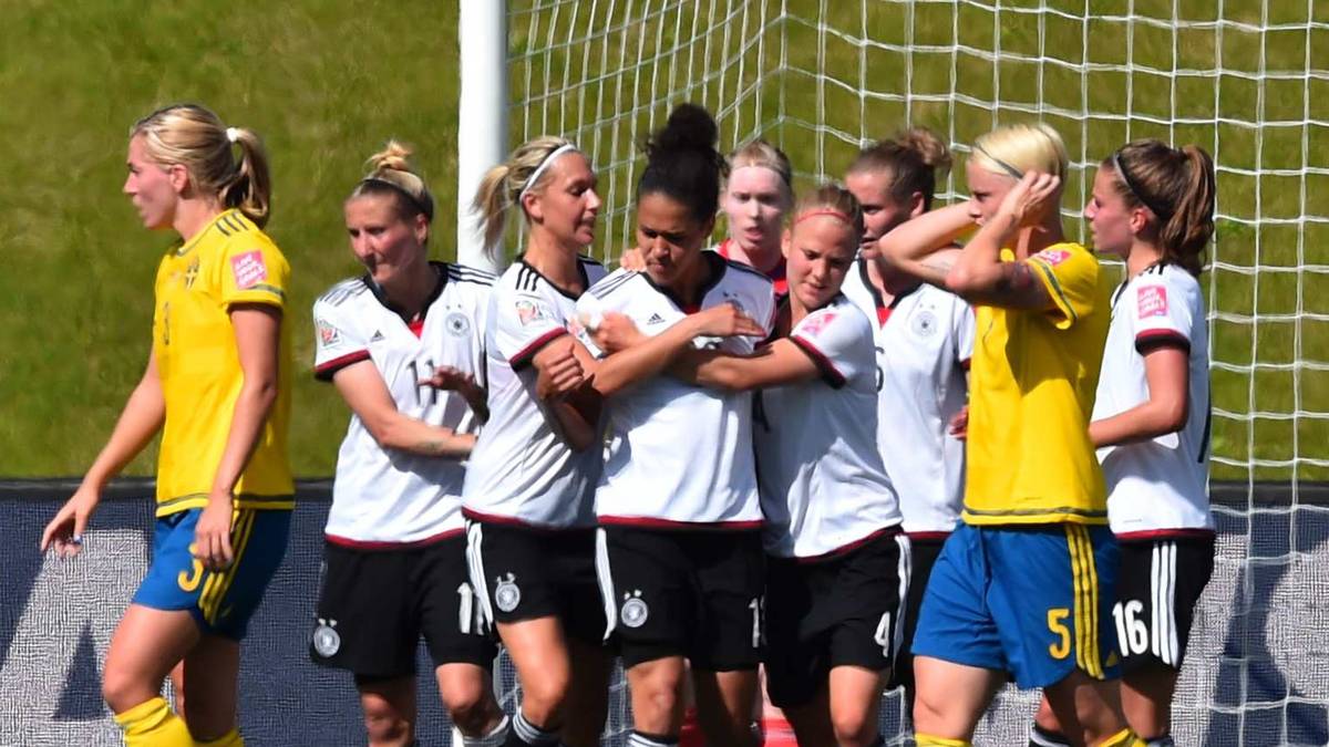 Den Strafstoß verwandelt Celia Sasic souverän und sicher: Sie bringt die Kugel lässig flach halbrechts in den Maschen unter
