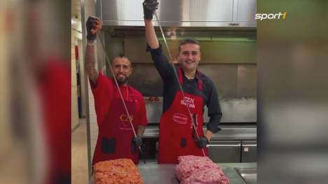 Arturo Vidal hat in der Länderspielpause wohl ein neues Hobby gefunden. Zusammen mit Star-Koch und Youtuber Burak Özdemir zaubert der Inter-Profi einen eigenen XXL-Döner.