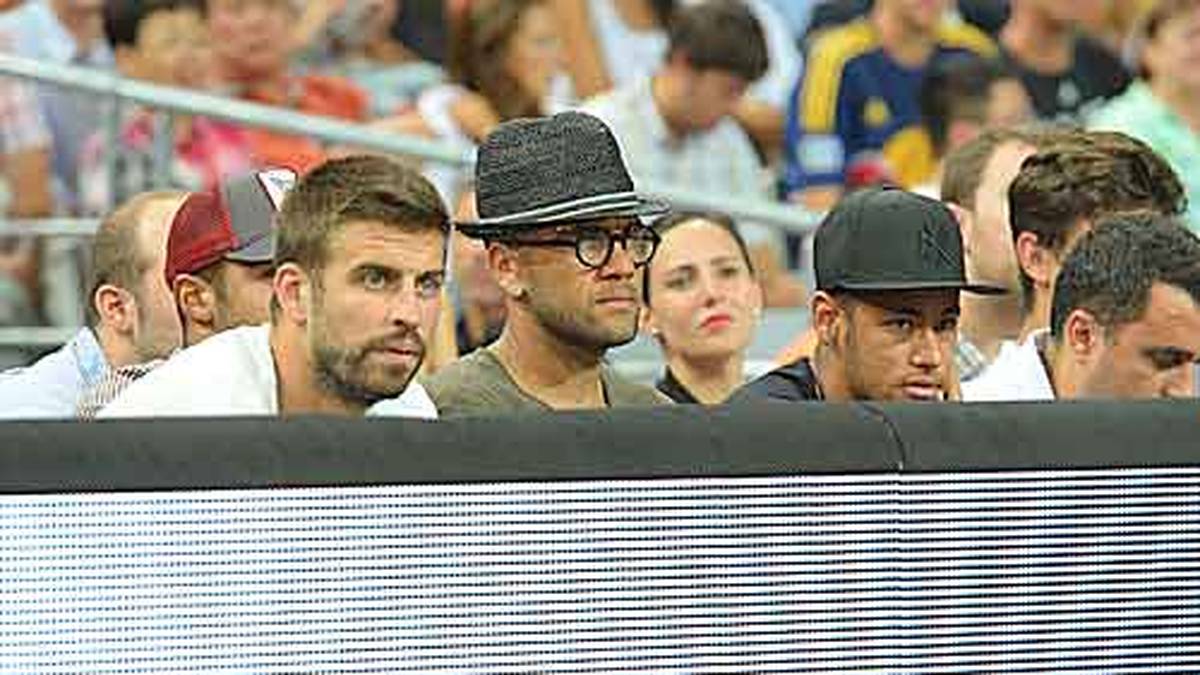 Einige Stars vom FC Barcelona sind auch in der Halle: Gerard Piquet, Dani Alves und Neymar lassen sich die Partie nicht entgehen