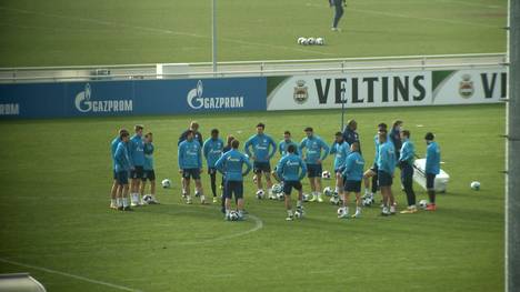 Schon wieder personelle Veränderungen auf Schalke. Diesmal wird allerdings nicht nur Cheftrainer Christian Gross entlassen. 