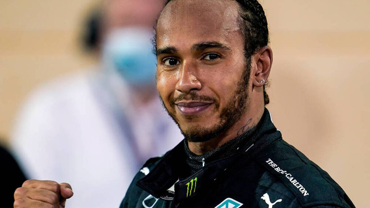 2021: Nach der Saison 2020 läuft der Vertrag von Hamilton bei Mercedes aus. Die Verhandlungen ziehen sich bis Februar 2021, dann setzt er eine Unterschrift unter einen neuen Kontrakt bei dem Rennstall. Das erste Rennen der Saison 2021 gewinnt er in Bahrain. Danach entwickelt sich ein aufregender Zweikampf mit Max Verstappen 