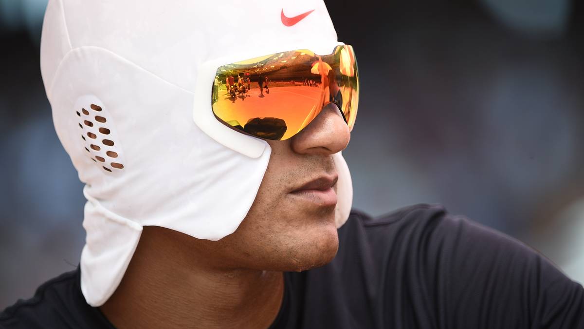 Der eigenwillige Helm soll aber weder windschnittig sein noch bei Stürzen abfedern. Der Topfavorit will sich damit vor der Sonne schützen