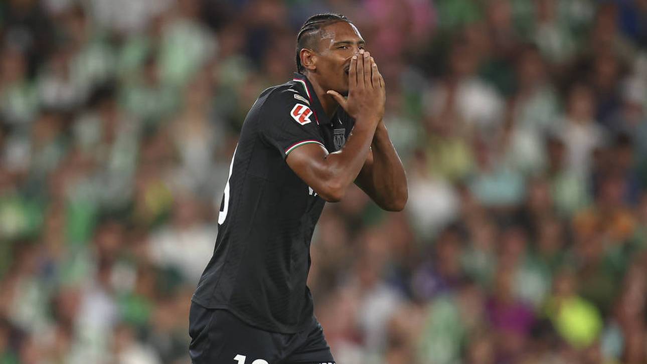 Sebastién Haller schlägt seine Hände vors Gesicht