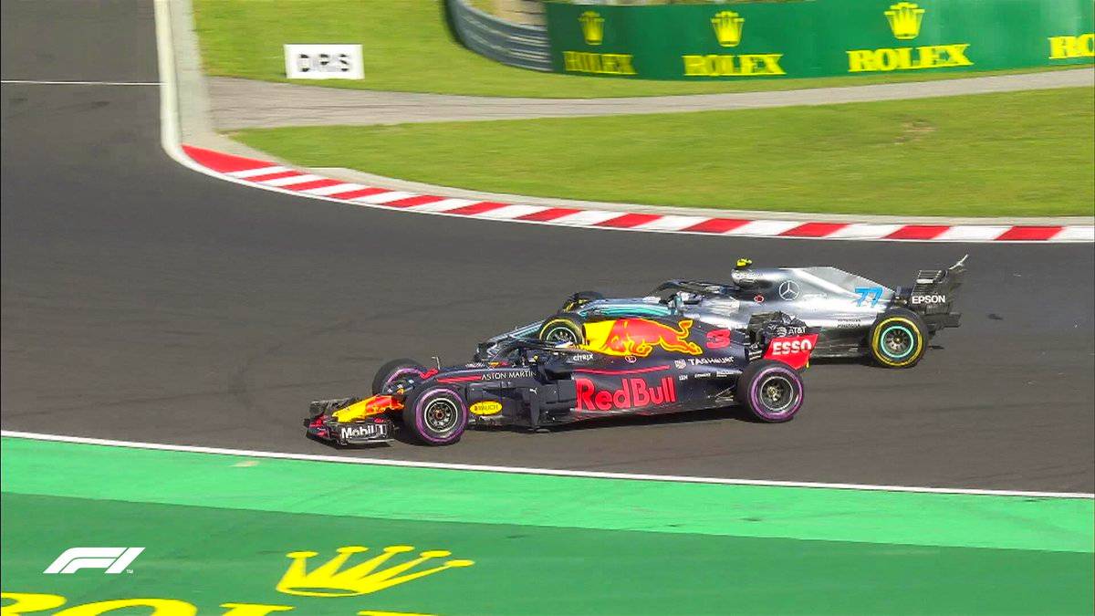 Der Wagen von Bottas hat die Kollision nicht unbeschadet überstanden, weshalb er kurze Zeit später auch von Daniel Ricciardo angegriffen wird - erneut kommt es zur Berührung. Diesmal liegt die Schuld eindeutig bei Bottas. Ricciardo schafft es kurz vor Rennnende trotzdem noch am Finnen vorbei auf Rang vier