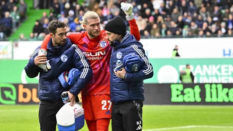 Loris Karius (M.) musste unmittelbar vor dem Halbzeitpfiff verletzungsbedingt ausgewechselt werden