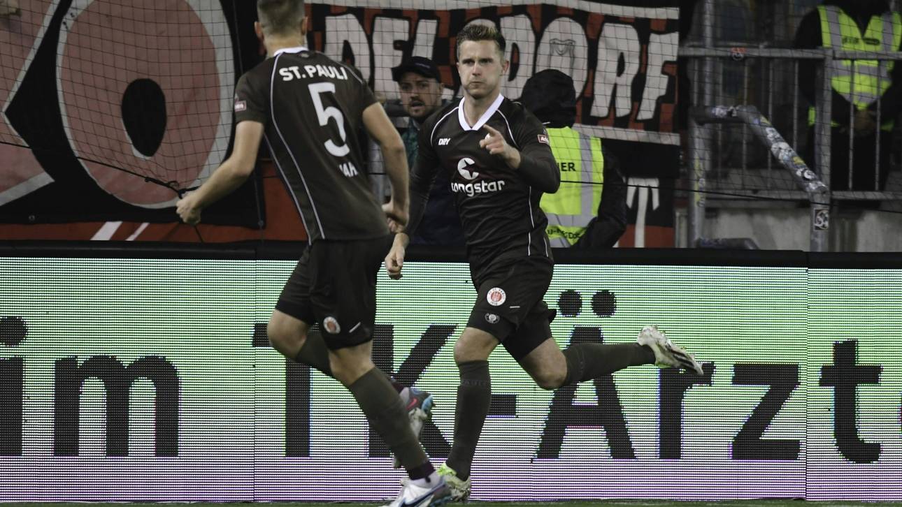St. Pauli nach Torfestival an der Zweitliga-Spitze