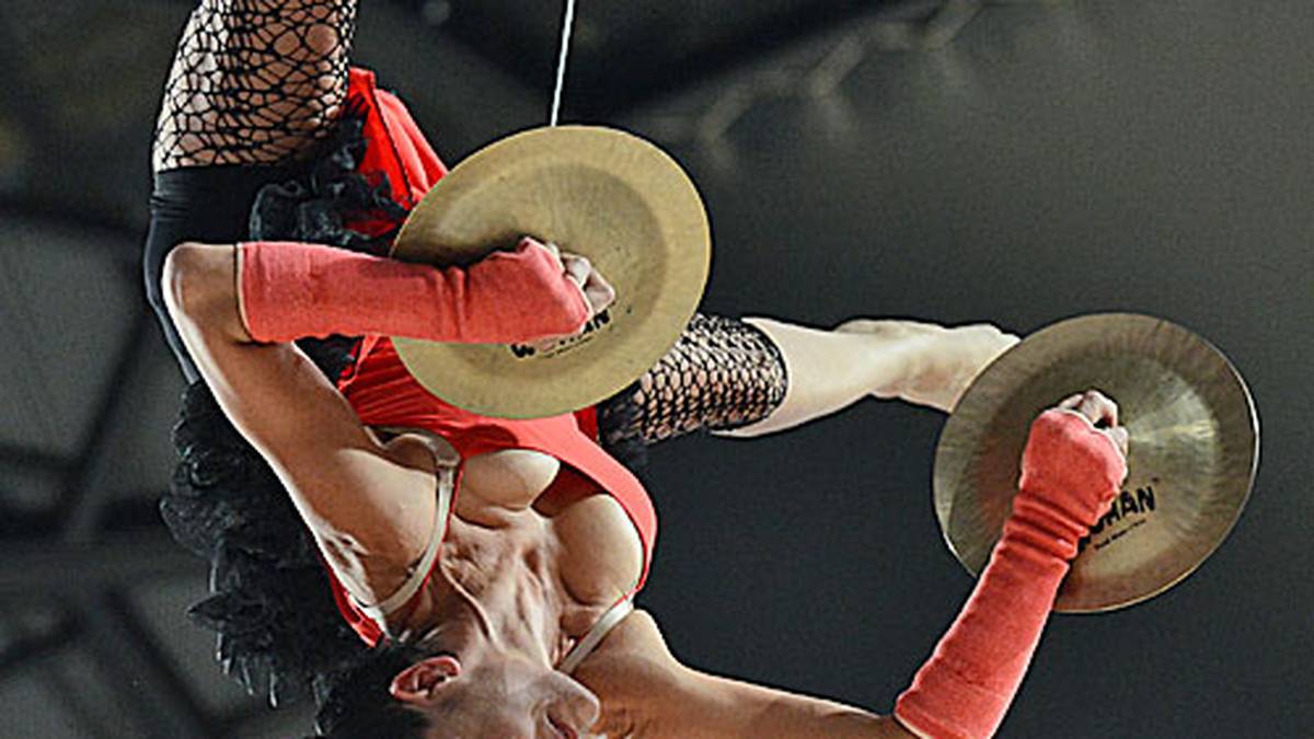 Flugshow mal anders in der Halbzeitpause: Diese Künstlerin ist akrobatisch unterwegs