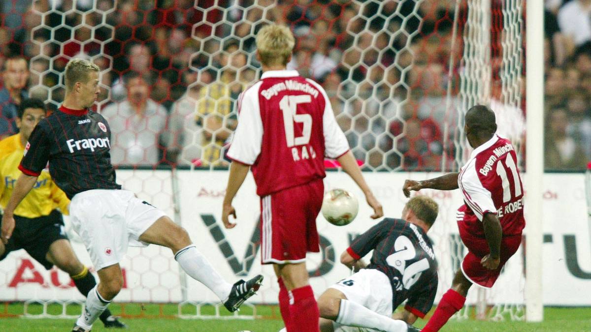 2003/04 - Bayern München  - Eintracht Frankfurt: Die Bayern schnappen sich die Schale und bestreiten deshalb das Eröffnungsspiel der Saison 2003/04. Zu Gast im Münchener Olympiastadion ist Eintracht Frankfurt, das in den ersten 45 Minuten vom Bayern-Tross förmlich überrollt wird. Mit einem 3:0 geht es in die Pause 