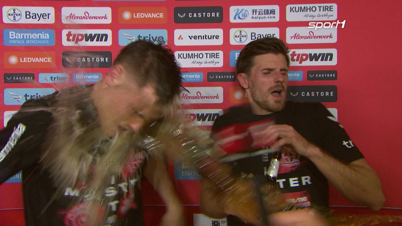 Meister-Interview gecrasht! Diese Bierdusche schlägt so richtig ein