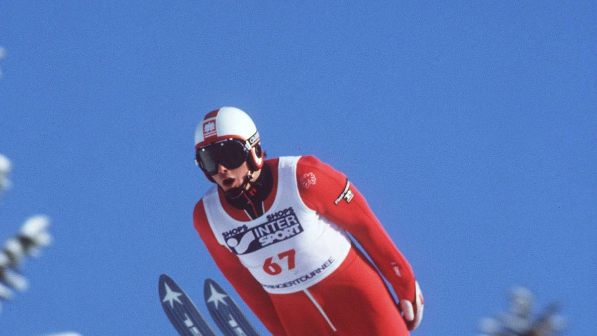 1981 rettet Hubert Neuper im österreichischen Duell im vierten Springen den Sieg. Landsmann Armin Kogler folgt mit 3,6 Punkten Abstand