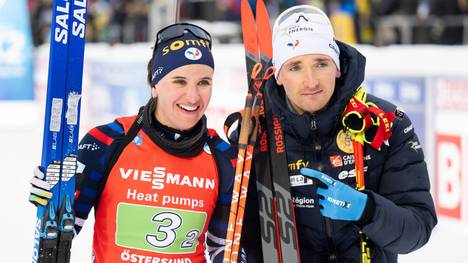 Julia Simon (mit Fabien Claude) fuhr in ihrem ersten Rennen des Weltcup-Winters auf Podium