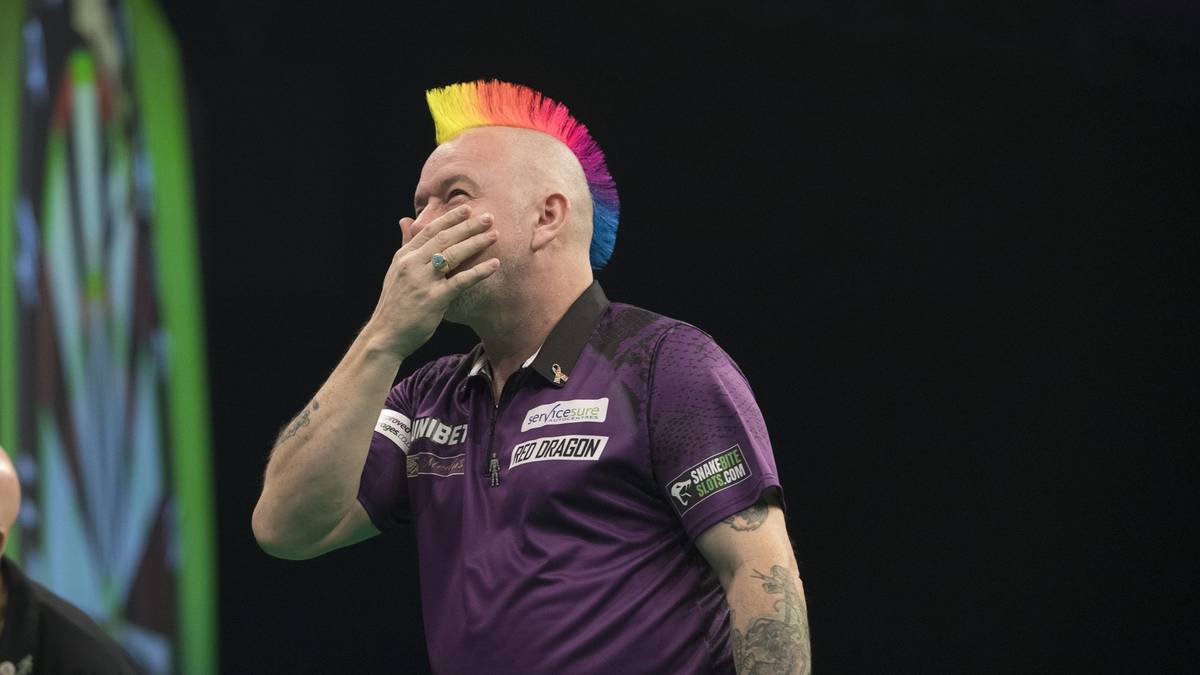 Manchmal kann er es wohl selbst nicht glauben, welche Schmuckstücke er in seinem Kleiderfundus zu Tage fördert