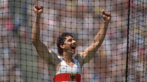 Jürgen Hingsen jubelt nach dem Diskuswurf im Zehnkampf bei den Olympischen Spielen 1984 in Los Angeles