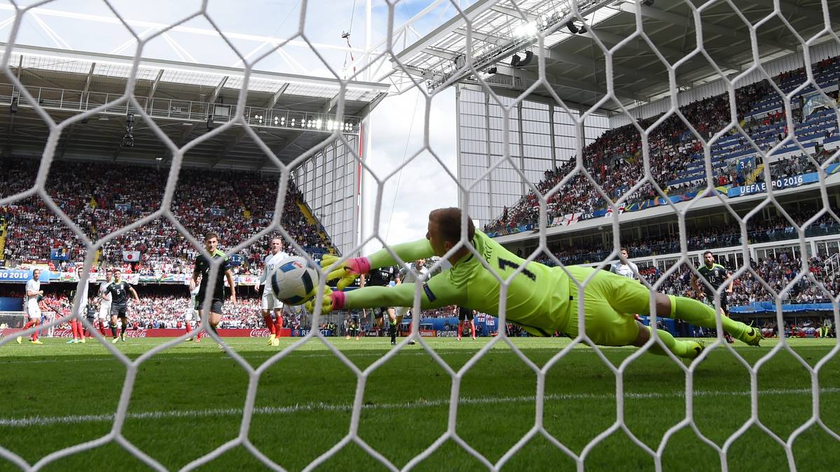 Schon gegen Wales führt Hart die traurige Tradition englischer Torwartfehler fort. Der Nationalkeeper der "Three Lions" scheitert bei dem Vorhaben, einen Freistoß von Gareth Bale aus gut 30 Metern zu entschärfen