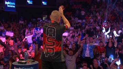 Nathan Aspinall zieht ins Halbfinale beim Darts World Grand Prix ein. Nachdem er sich im Achtelfinale noch mit dem Publikum angelegt hatte, gab es nun die Versöhnung.