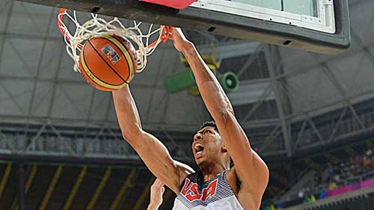 Doch auch die Spieler des Team USA können fliegen. Hier dunkt Anthony Davis